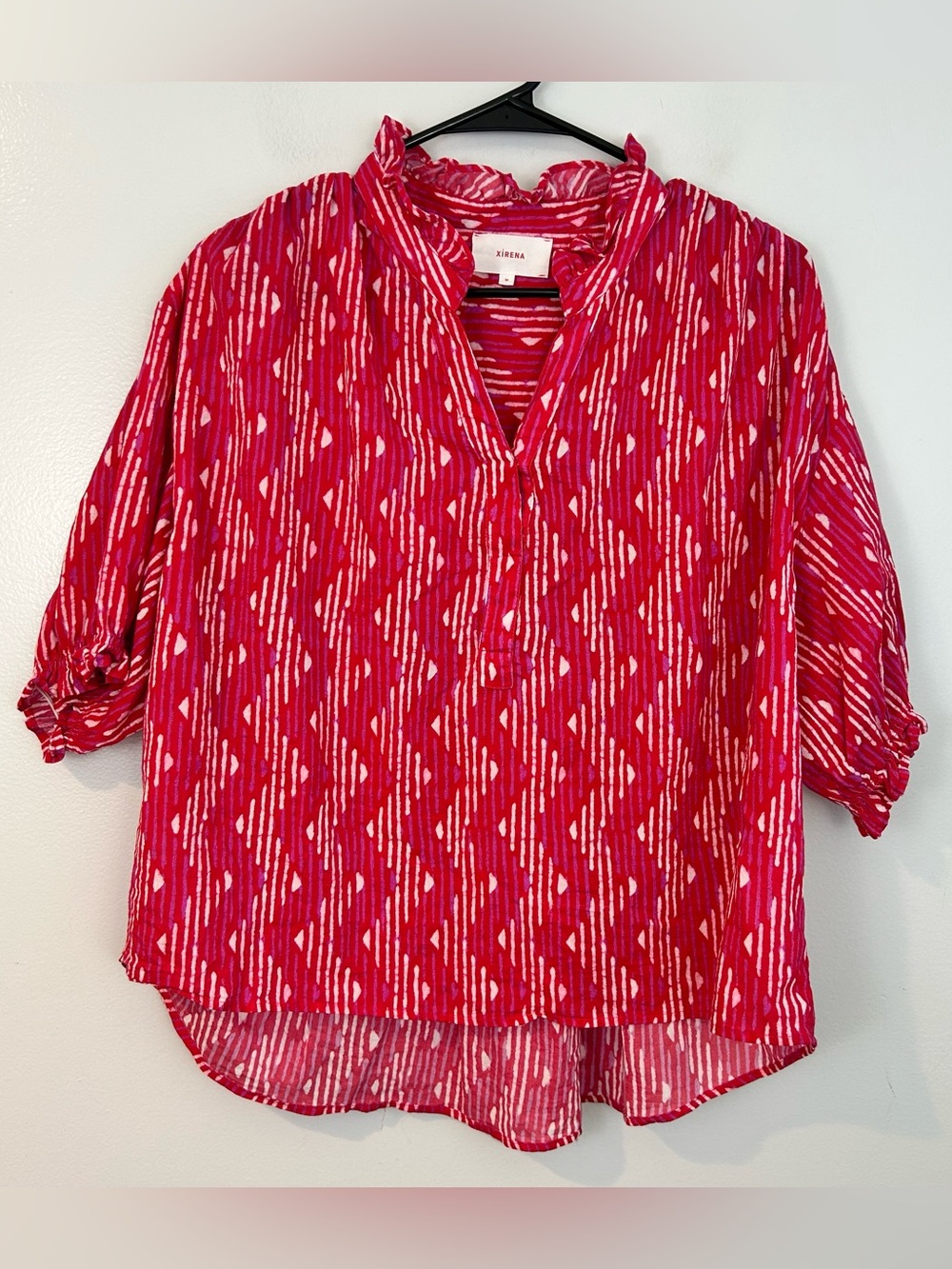 XiRENA Pink Chevron Zig Zag Ruffle Short Sleeve Popover Lightweight Top Medium